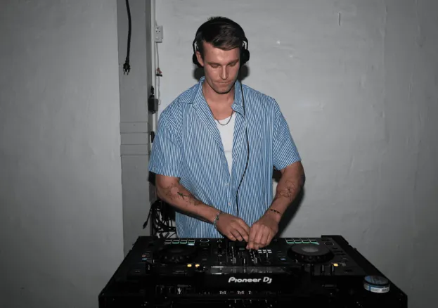 Laust Skrudland bag DJ-pulten