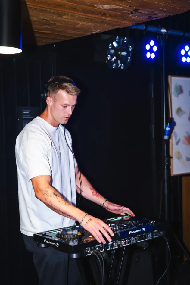 Laust Skrudland med hovedtelefoner på bag DJ-pulten