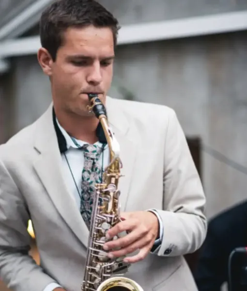 Victor Brorson spiller saxofon