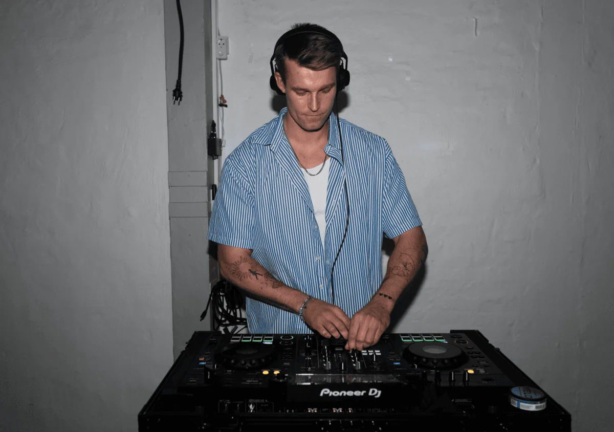 DJ med headphones bag en Pioneer-pult