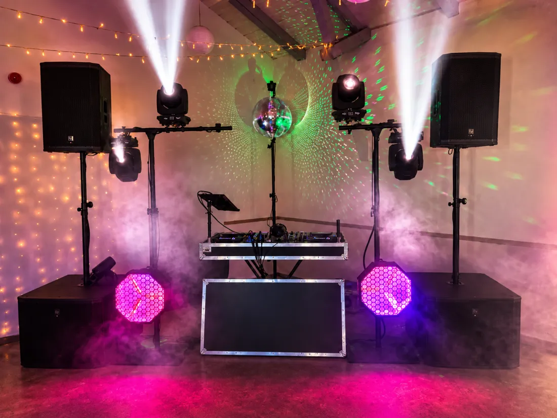DJ-pult med moving heads, diskokugle, røg og store højttalere med subwoofere