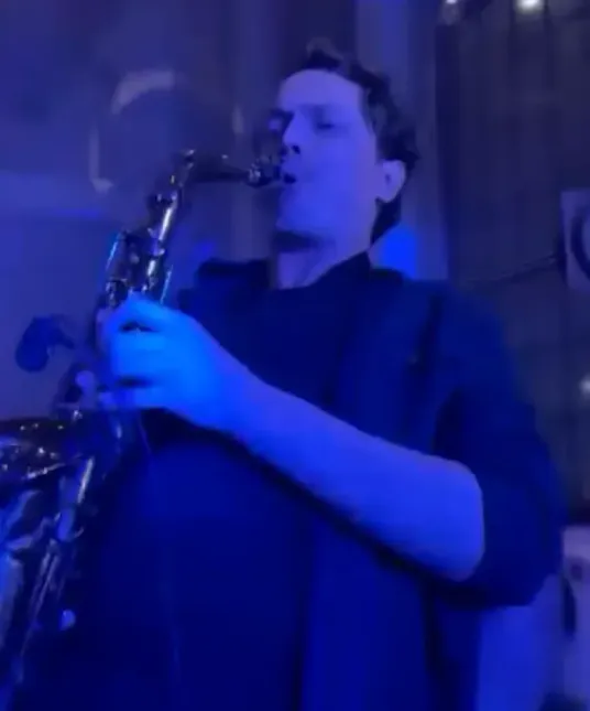Rasmus spiller til en fest