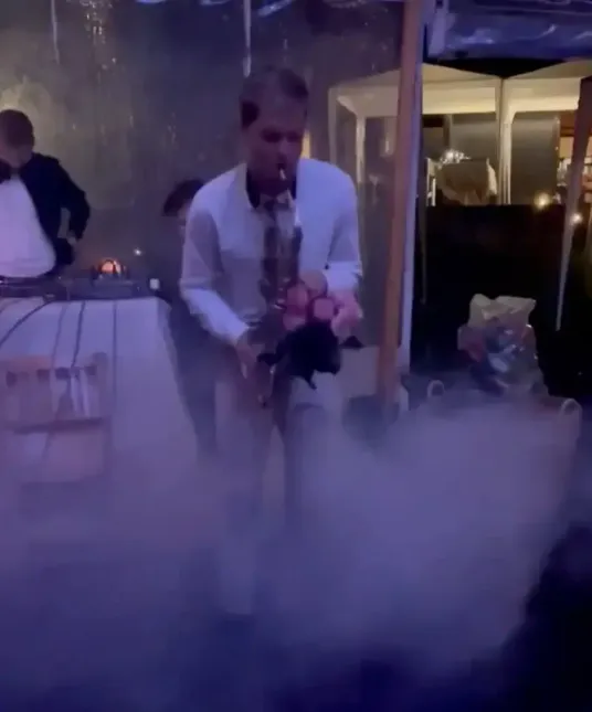 Rasmus spiller til en fest