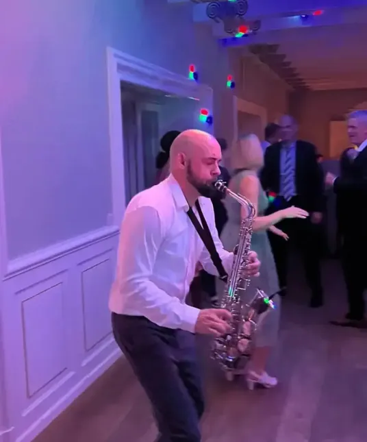 Saxofonist Daniel spiller til fest