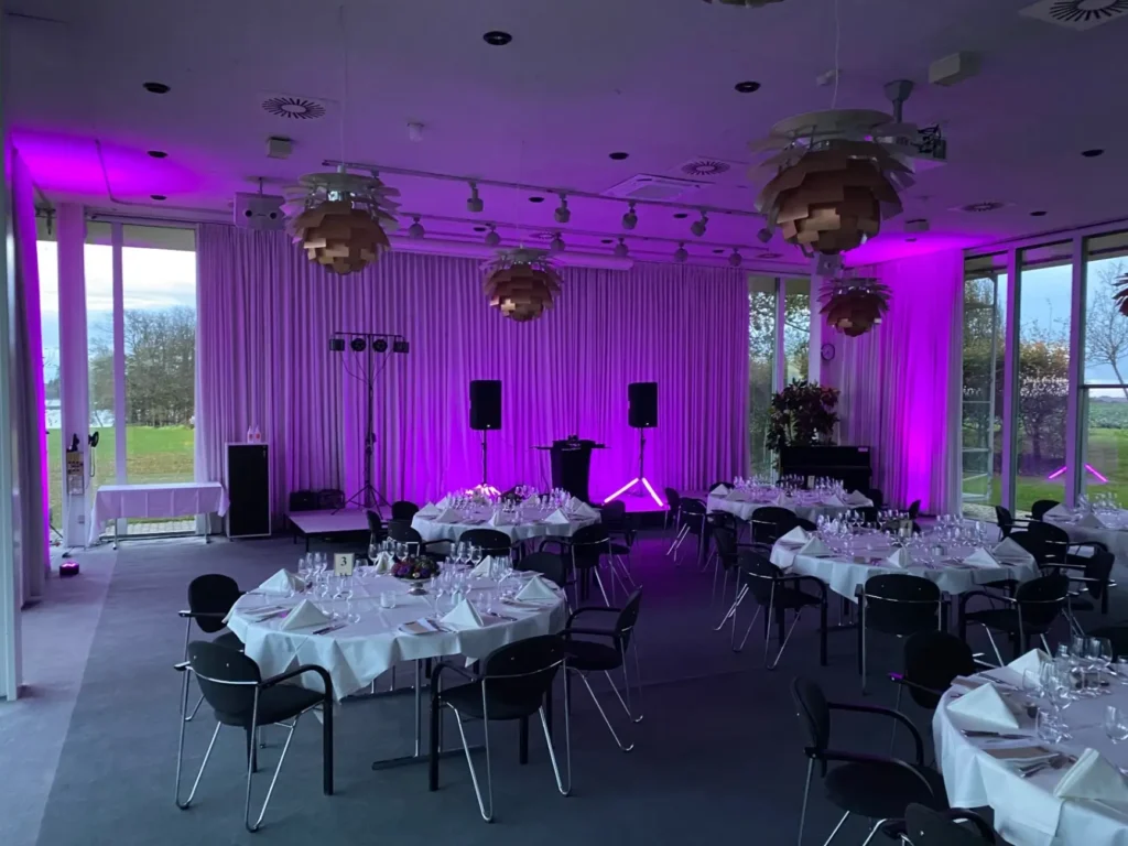 DJ mixer ved hvidt bryllup
