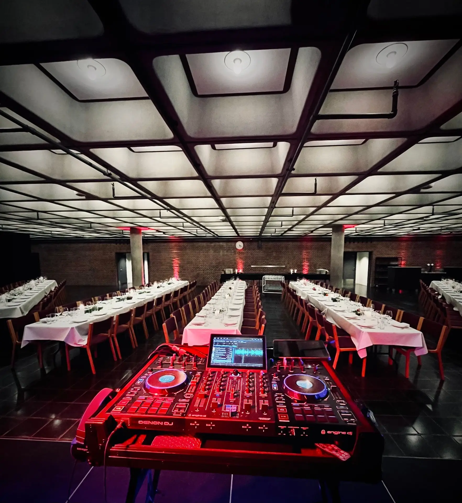 DJ skaber god stemning for kollegaer