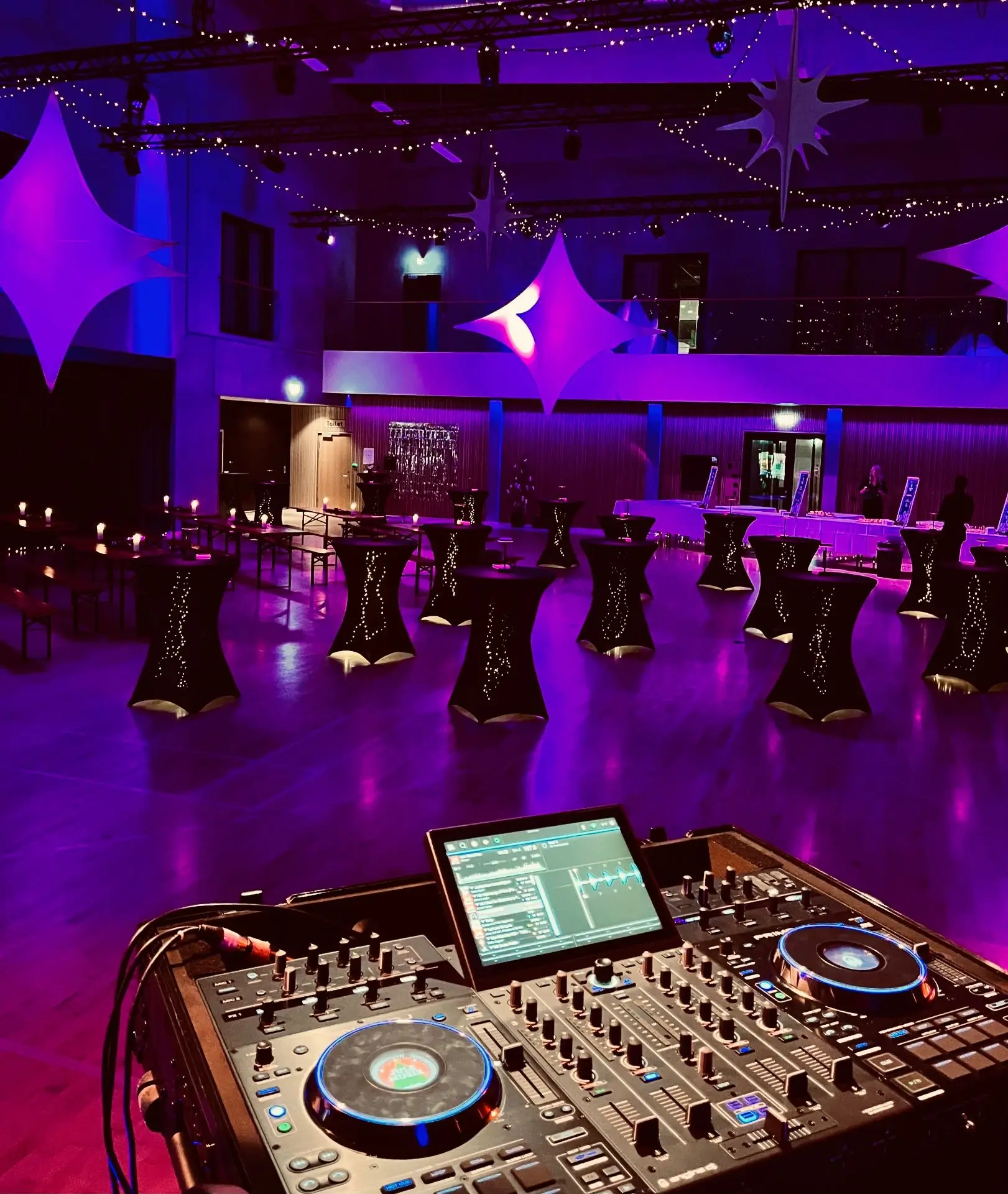 Elegant DJ-setup til bryllup